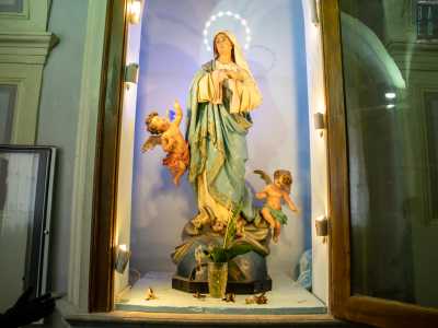 In una saletta sul lato sinistro troviamo poi una statua dell�Immacolata in cartapesta leccese, realizzata da Giuseppe Manzo nel 1893 e restaurata nel 1950